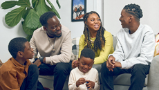 播放《Black Moms Connection帮助加强黑人家庭》视频