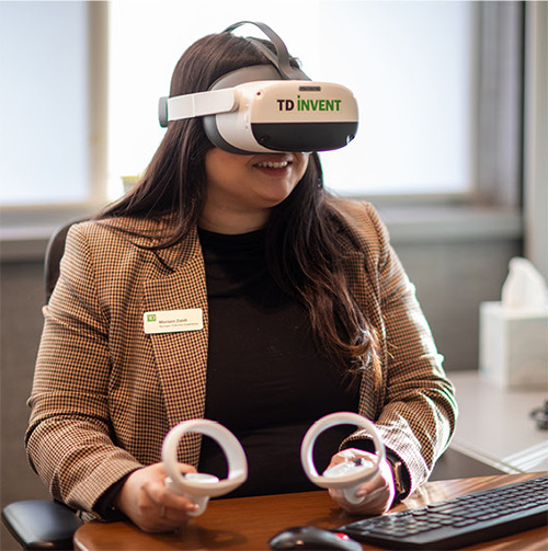 Une femme porte un casque de réalité virtuelle