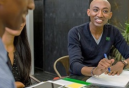 Un collègue de la TD sourit lors d’une réunion de groupe.
