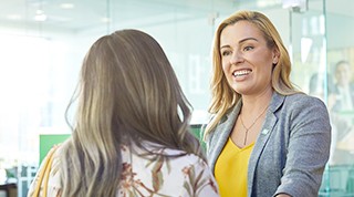 Une cliente rencontre une collègue de la TD pour discuter de ses options financières à une succursale TD.