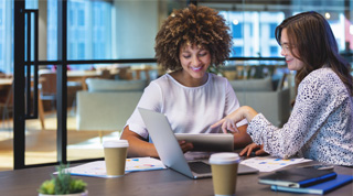 Une cliente rencontre une collègue de la TD pour discuter de ses options financières à une succursale TD.