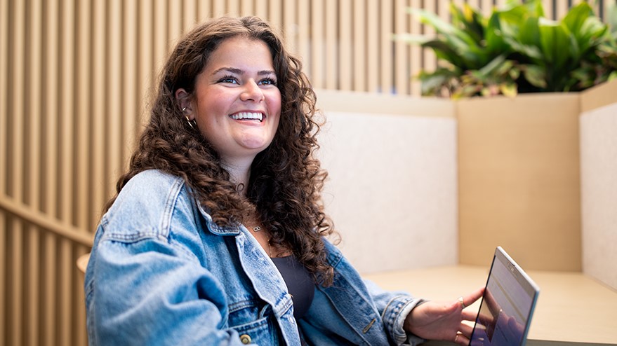 Un jeune employé de la TD aux cheveux foncés