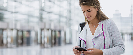 Une femme sur son appareil mobile