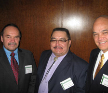 Bill Hatanaka en compagnie du chef Nolan et du chef Hudson