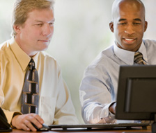 Deux hommes assistant à un webinaire