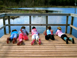 Enfants regardant un étang