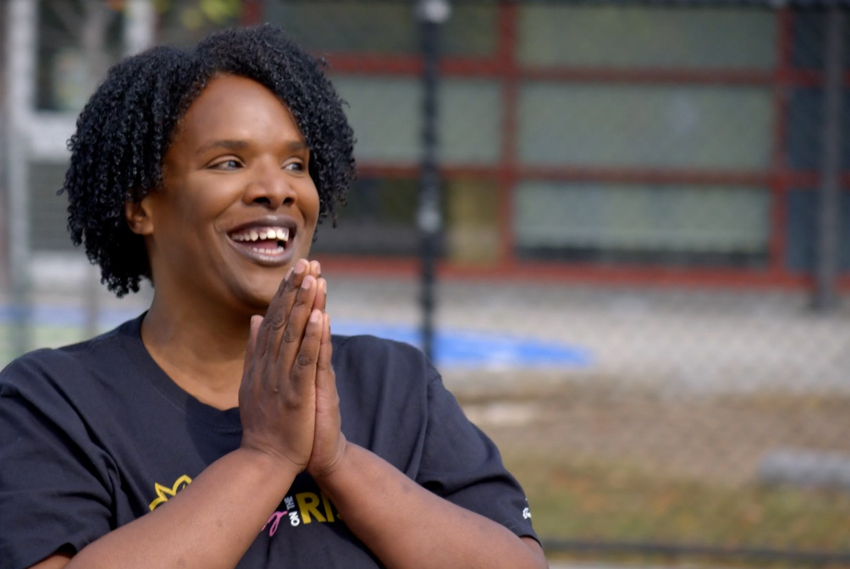 Photo d’une femme souriante